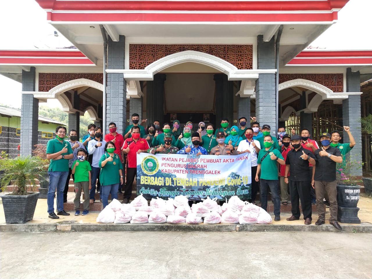 *Berbagi Ditengah Pandemi, Pengda IPPAT Kabupaten Trenggalek Menggelar Acara Baksos*