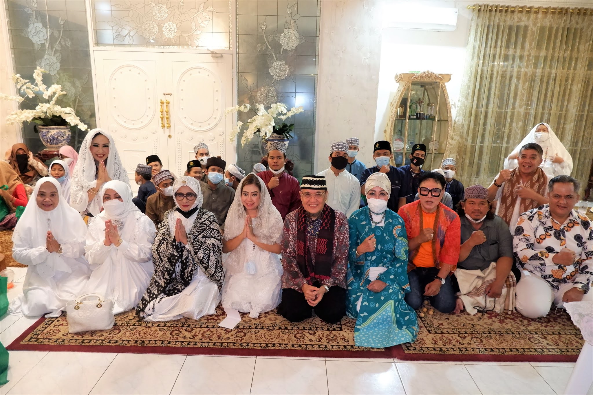 Otty Hari Chandra Ubayani,SH,SpN,MH Bersama Majelis Ta'lim Istiqomah GelarBukber dan Santunan Anak Yatim Piatu di OH Center Jakarta Selatan pada Kamis (29/4/2021)