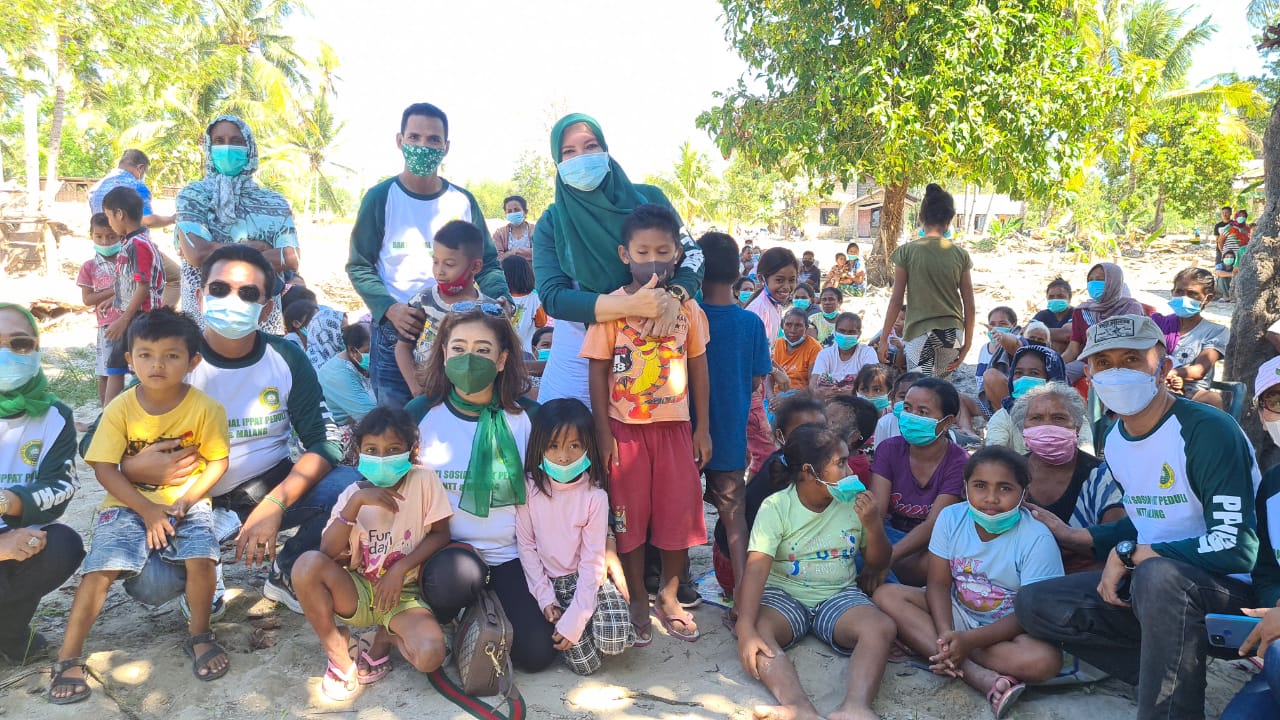 Beginilah Kepedulian Sekum PP IPPAT, Otty Hari Chandra Ubayani,SH,SpN,MH Ketika Memangku Anak Kecil Korban Banjir Bandang NTT, Minggu (2/5/2021)
