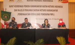 Ketua MPD Notaris Karanganyar, Andrea Indirawati,SH didampingi Wahyu Nugroho,SH,MH dan Nur Hayuningsih,SH,M.Kn memberikan paparan