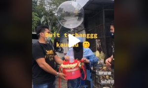 Kejutan hadiah uang dari anaknya terbang dibawa balon