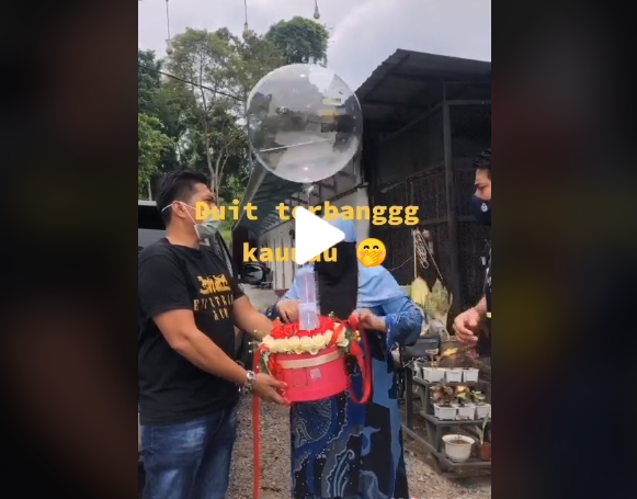 Kejutan hadiah uang dari anaknya terbang dibawa balon