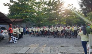 Panitia Mengangkat  bendera  start   pertanda  Ngonthel  Bareng  mulai  diberangkatkan