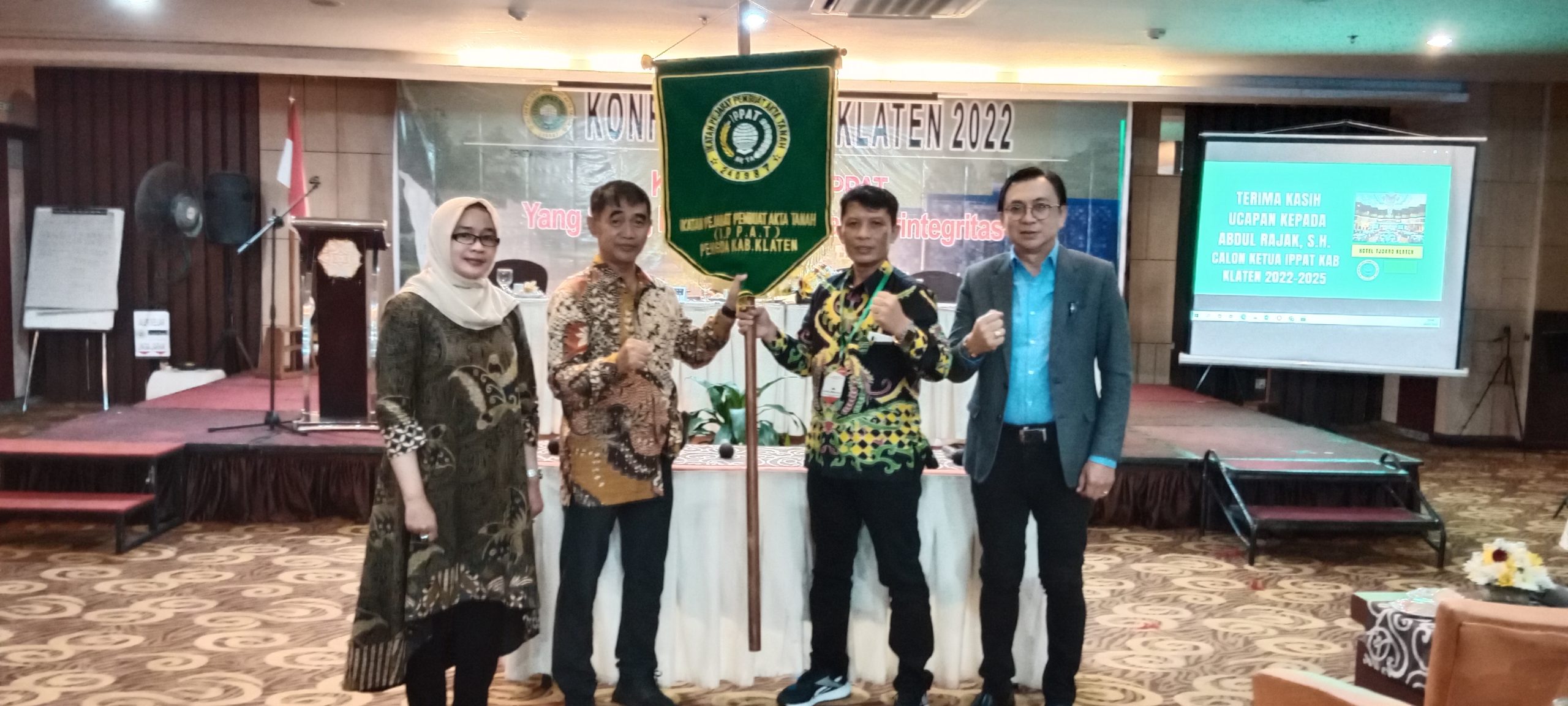 Wakil Ketua Pengwil IPPAT Jawa Tengah, Dradjad Uripno,SH,MH memberikan Pataka IPPAT secara simbolis kepada Ketua Pengda IPPAT Klaten terpilih, Ari Nur Widanarko,SH,M.Kn pada Konferda IPPAT Klaten dihotel Grand Tjokro Kota Klaten pada Senin (24/1/2022)