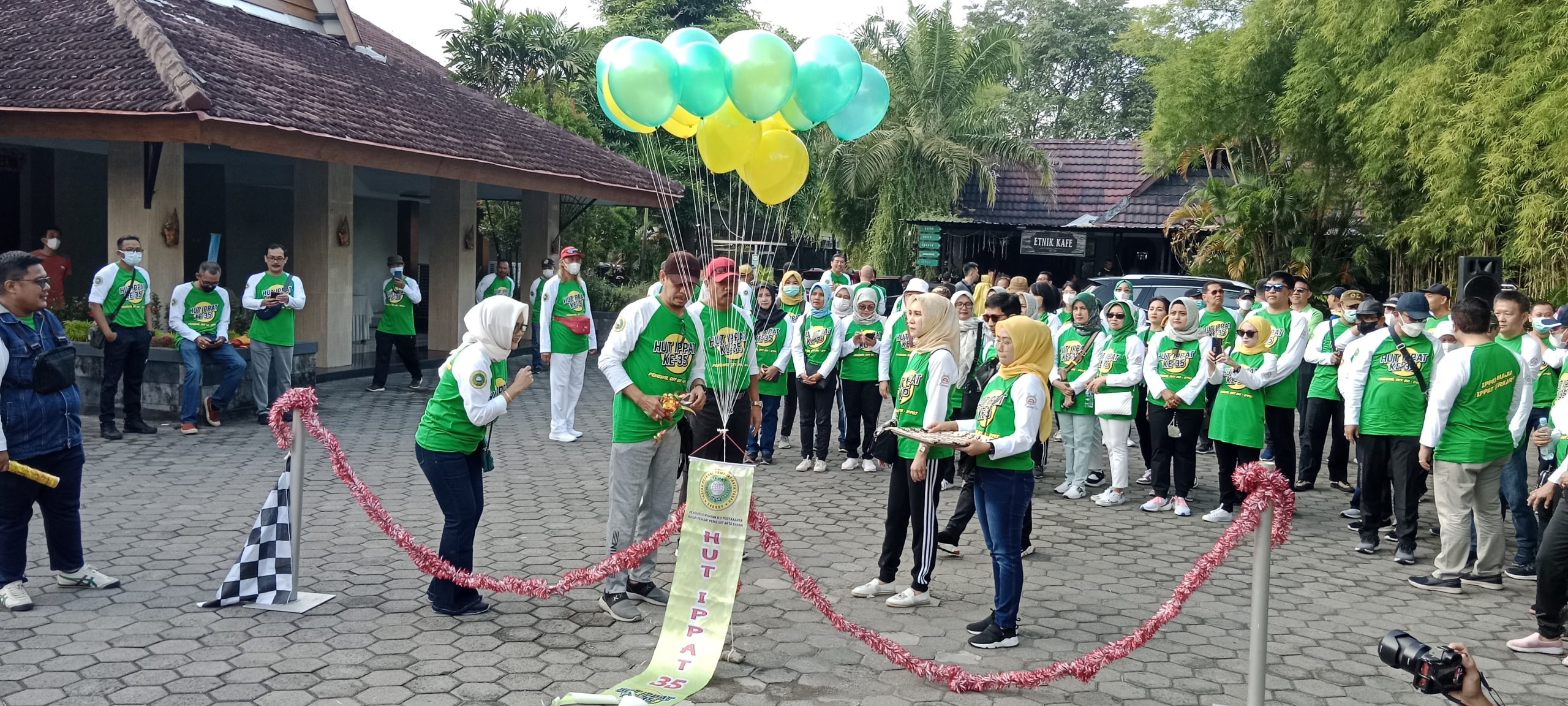 Jalan  Sehat Dan Tumpengan Memperingati HUT IPPAT Ke-35 Sukses