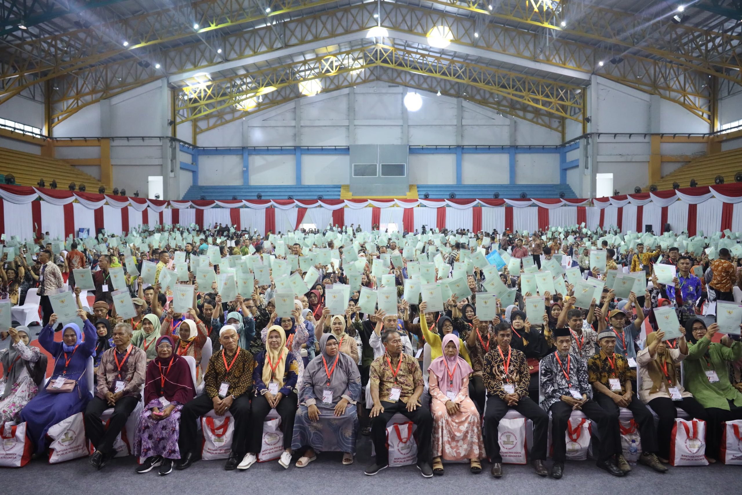 Ribuan Masyarakat Kabupaten Bandung Terima Sertipikat Tanah Dari Presiden RI Secara simbolis